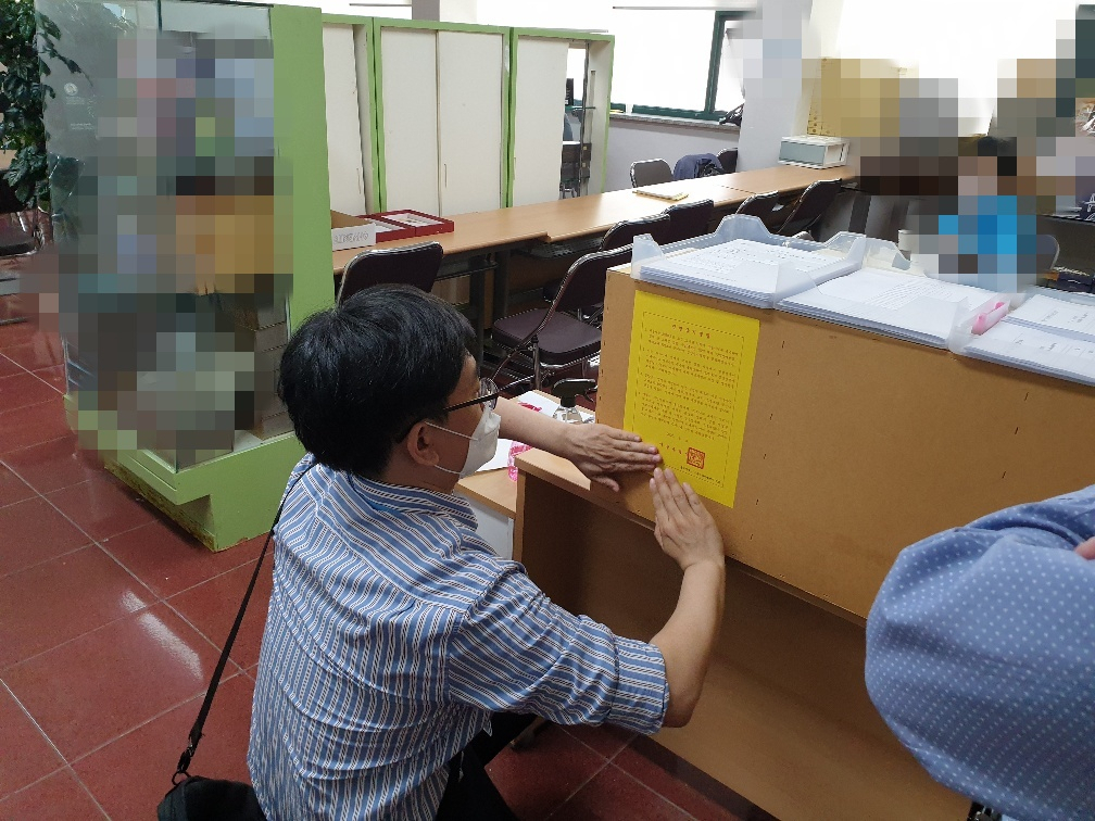 지난달 직원이 관내 고위험 집합시설 보유 방문판매업체에 집합금지명령문을 부착하고 있다. [관악구 제공]