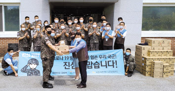 김상목(오른쪽) GS25 영업4부문장이 지난 16일 대구 육군 50사단 화랑여단을 방문해 군장병들에게 위문품을 전달하고 있다. [GS25 제공]