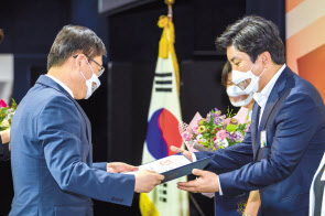 16일 JW 메리어트 호텔 서울에서 열린 2020년 장애인 고용촉진 대회에서 김창권 롯데카드 부회장이 장애인 고용촉진 유공자로 선정돼 최문석(오른쪽) 롯데카드 경영지원부문장이 대통령 표창을 대리 수상하고 있다. [롯데카드 제공]