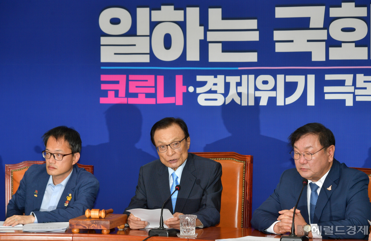 이해찬 더불어민주당 대표가 17일 국회에서 열린 최고위원회의에 참석, 모두발언을 하고 있다. 이상섭 기자 babtong@heraldcorp.com