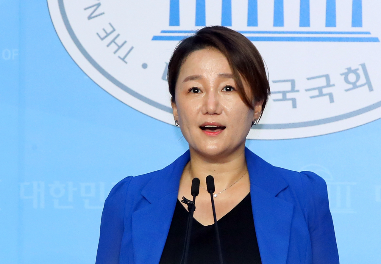 이재정 더불어민주당 의원이 17일 국회 소통관 기자회견장에서 최고위원 출마를 선언하고 있다. [연합]