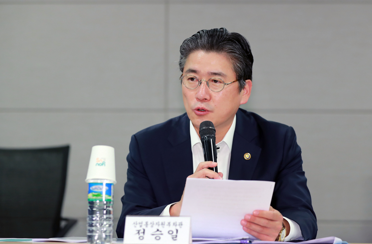 정승일 산업통상자원부 차관이 17일 서울 대한상공회의소에서 열린 제1차 산업·에너지 한국판 뉴딜 추진단 회의에서 모두발언을 하고 있다. ［산업통상자원부 제공］