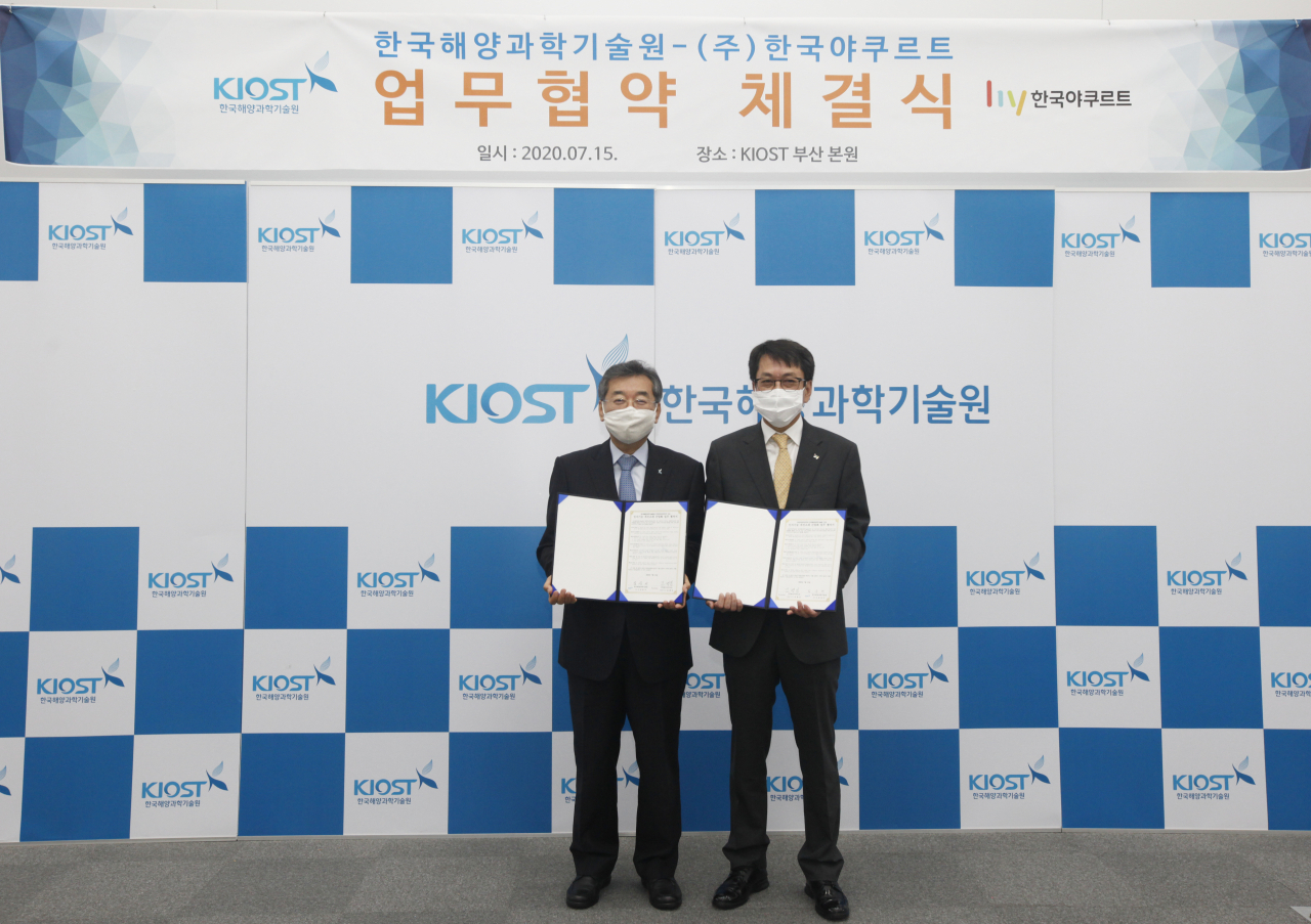 김웅서(왼쪽) 한국해양과학기술원장과 김병진 한국야쿠르트 대표이사가 업무협약을 체결하고 있다.[KIOST 제공]