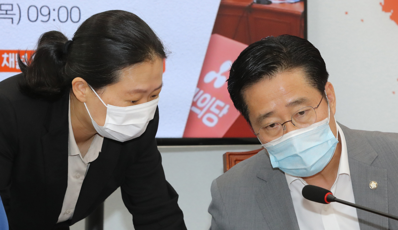 이태규 국민의당 최고위원(오른쪽)과 권은희 원내대표가 16일 오전 서울 여의도 국회에서 열린 최고위원회의에서 이야기하고 있다. [연합]