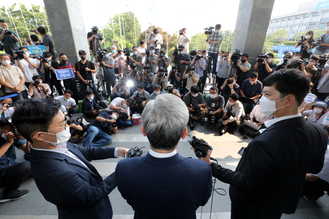 Gyeonggi Province Gov. Lee Jae-myung speaks Thursday after the Supreme Court ruled in favor of him in an election law violation trial. (Yonhap)