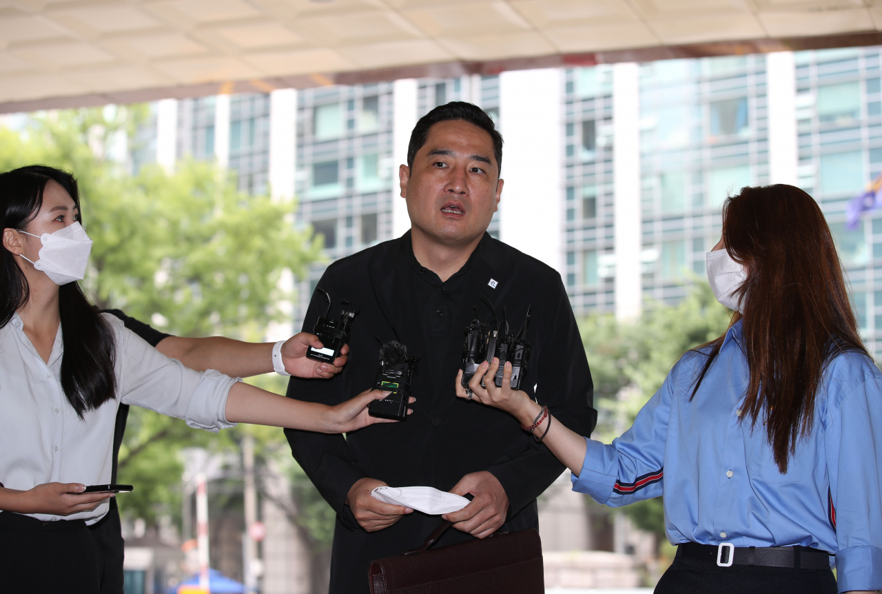 고(故) 박원순 서울시장의 성폭력을 방임·묵인했다며 유튜브 채널 가로세로연구소(가세연)가 서울시 관계자들을 고발한 사건에 대해 경찰이 수사에 착수한 17일 오후 고발인인 가세연의 강용석 변호사가 조사를 받기 위해 서울지방경찰청으로 들어서며 취재진의 질문에 답하고 있다. [연합]