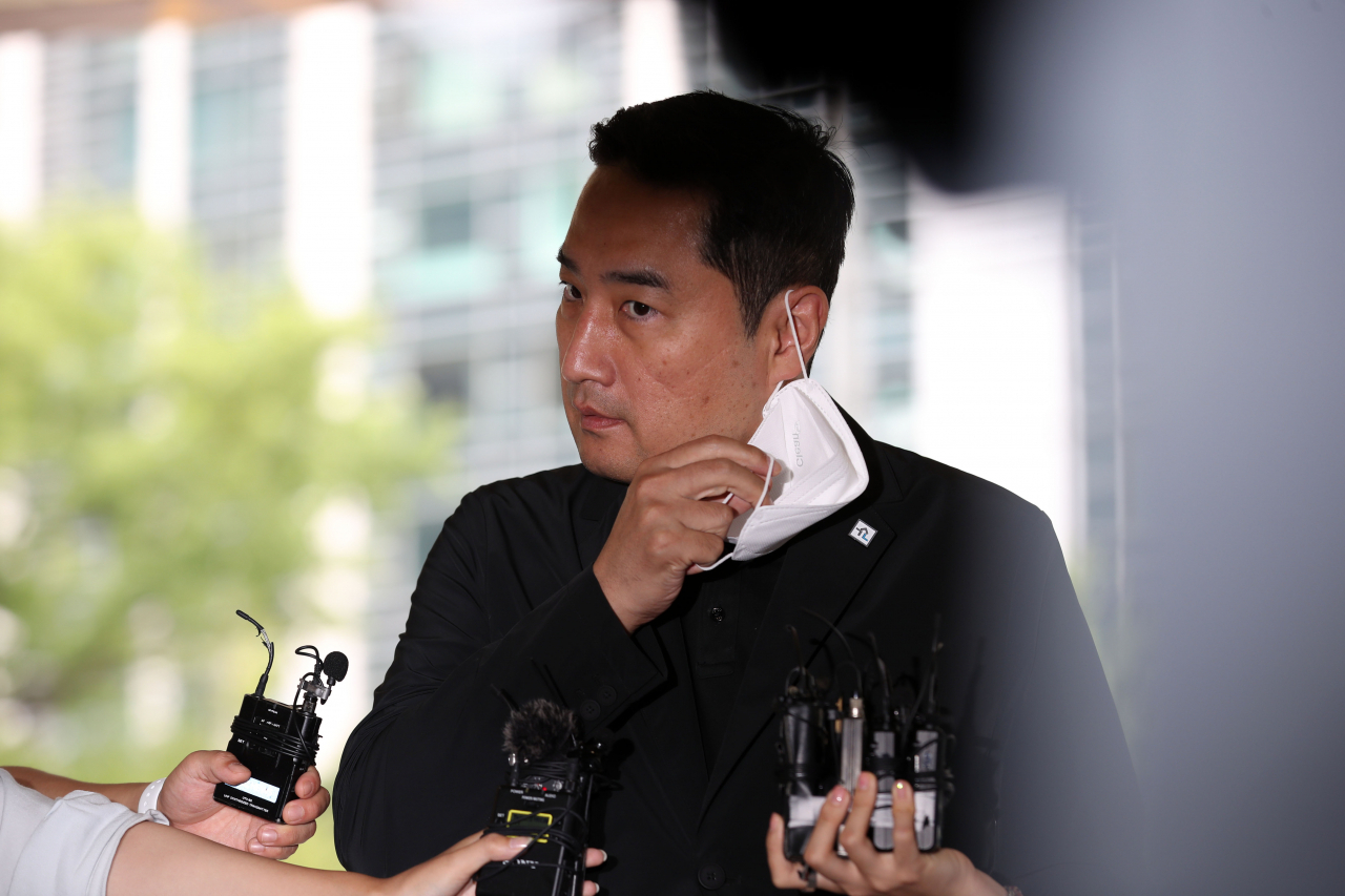 고(故) 박원순 서울시장의 성폭력을 방임·묵인했다며 유튜브 채널 가로세로연구소(가세연)가 서울시 관계자들을 고발한 사건에 대해 경찰이 수사에 착수한 17일 오후 고발인인 가세연의 강용석 변호사가 조사를 받기 위해 서울지방경찰청으로 들어서며 취재진의 질문에 답하기 위해 마스크를 벗고 있다. [연합]