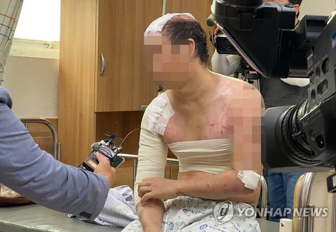 취재진에게 피해사실을 털어놓는 피해자[연합]