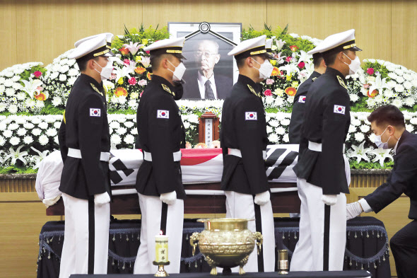 15일 서울 송파구 서울아산병원에서 열린 고(故) 백선엽 장군 영결식에서 영현입장이 진행되고 있다. [사진공동취재단]
