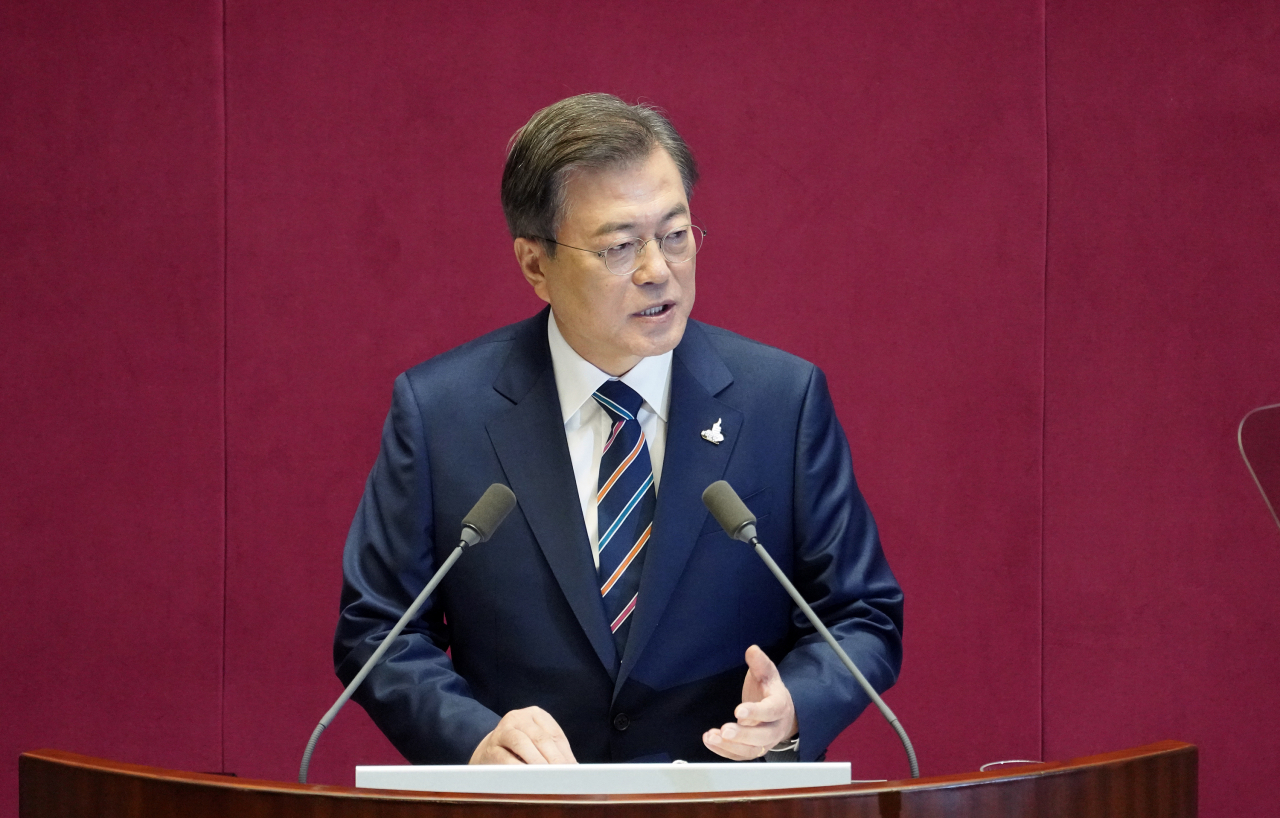 문재인 대통령이 16일 국회에서 열린 제21대 국회 개원식에서 연설하고 있다. [연합]