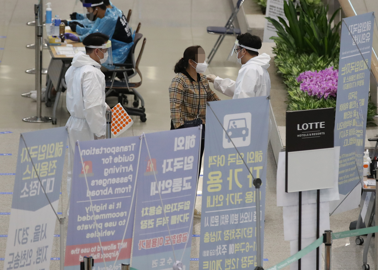 중앙재난안전대책본부(중대본)는 오는 13일부터 방역강화 대상 국가에서 입국하는 모든 외국인은 입국할 때 출발일 기준 48시간 이내에 발급한 PCR(유전자 증폭검사) 음성 확인서를 의무적으로 제출해야 한다고 밝혔다. 12일 오후 인천국제공항 1터미널에서 입국자들이 해외입국자 교통편 안내를 받고 있다. [연합]