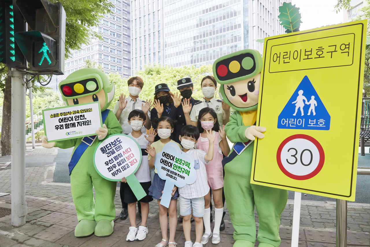 도로교통공단이 지난 달 23일 민식이법 시행 3개월을 맞아 서울 송파구에 위치한 어린이교통공원에서 스쿨존 내 어린이 교통안전을 독려하는 안전교육 행사를 진행했다. 사진은 참가자들이 안전한 어린이 보호구역을 만들기 위한 메시지를 전하는 모습. [연합]