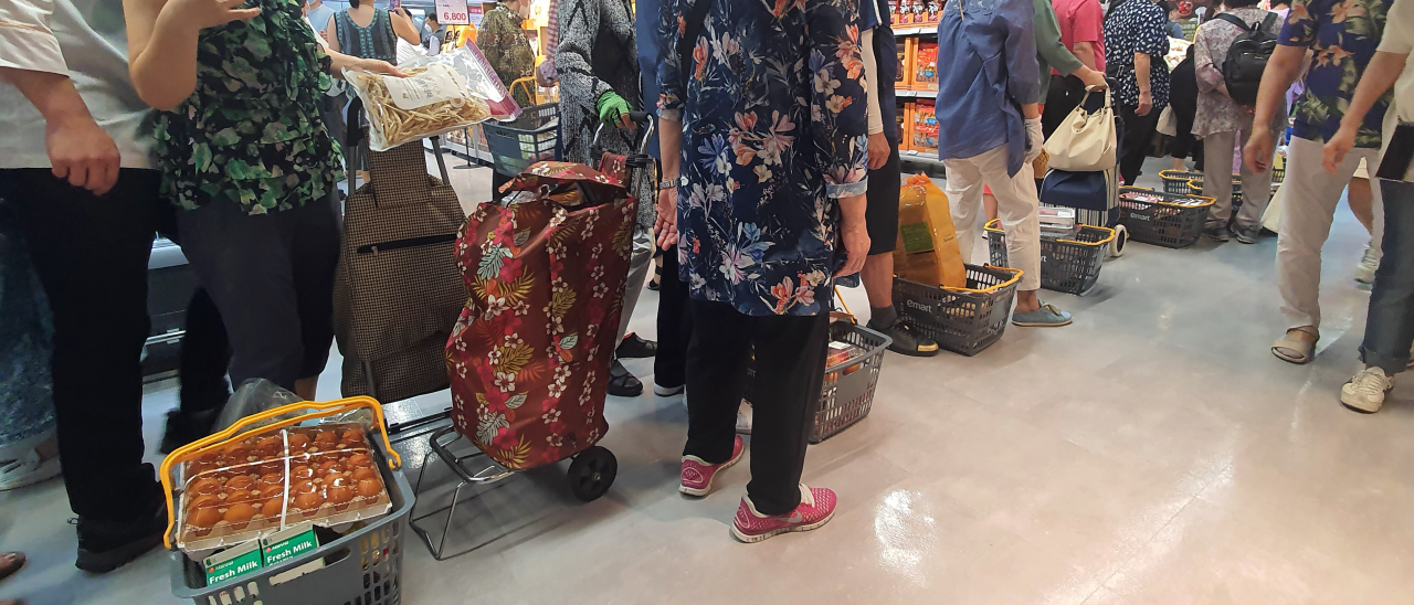 이마트 신촌점에서 고객들이 쇼핑한 물건을 계산하기 위해 줄서 있다. [연합뉴스]