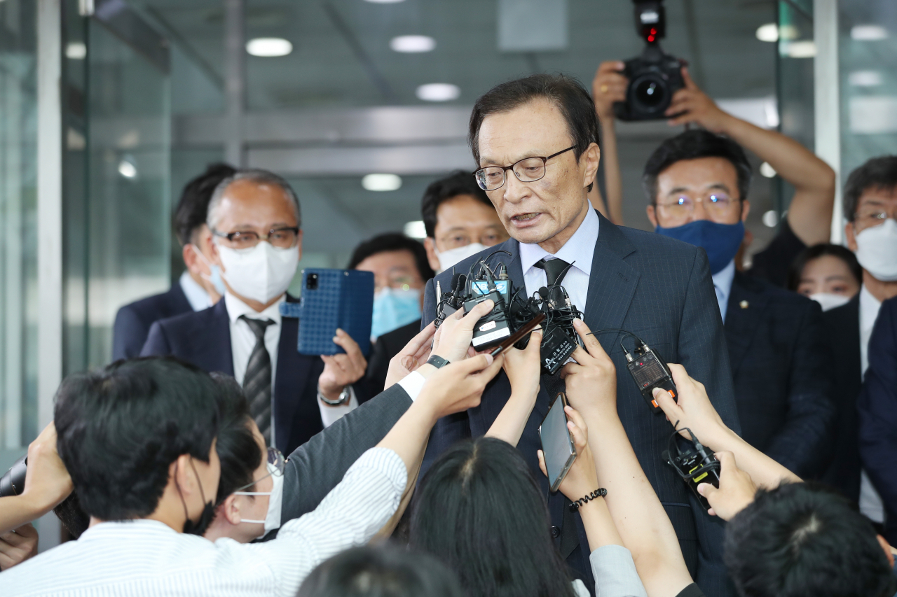 더불어민주당 이해찬 대표가 10일 오전 고 박원순 서울시장의 빈소가 마련된 서울 종로구 서울대병원 장례식장에서 조문을 마친 뒤 취재진의 질문에 답하고 있다. 이 대표는 취재진의 "고인에 대한 의혹이 있는데 당차원 대응할 것인가"는 질문에 "그건 예의가 아니다. 그런걸 이 자리에서 예의라고합니까"며 질타했다. [연합]