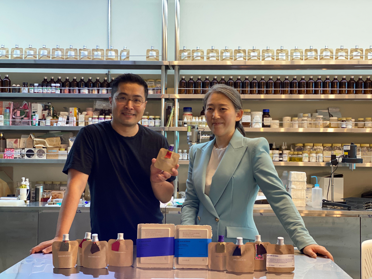 개인 맞춤형 화장품 회사 ‘톤28’ 공동대표 정마리아(44, 오른쪽), 박준수(42, 왼쪽). [사진제공=톤28]