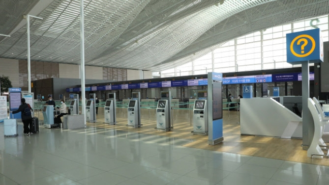 코로나19 여파로 텅 비어 있는 인천공항 제2여객터미널 체크인 카운터. [연합]
