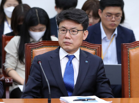 진성준 더불어민주당 전략기위원장이 지난 13일 서울 여의도 국회에서 열린 최고위원회의에 참석하고 있다.[연합]