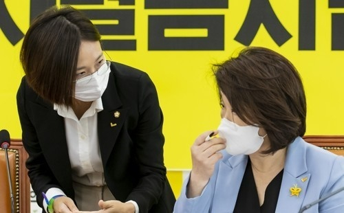 정의당 심상정 대표(오른쪽)와 장혜영 의원이 지난 14일 오전 국회에서 열린 의원총회 시작 전 대화하고 있다. [연합]