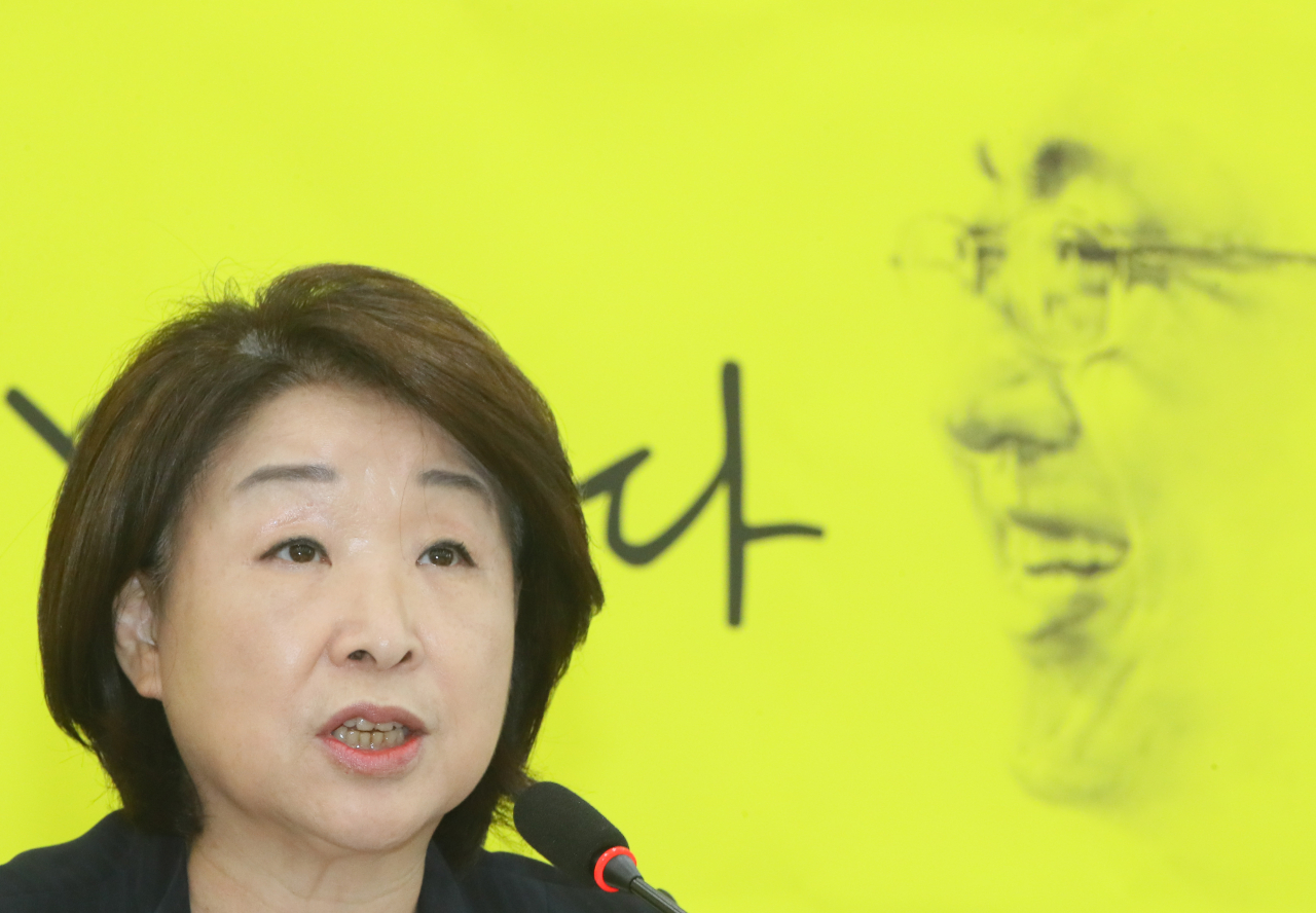 심상정 정의당 대표가 노회찬 그림이 걸린 백드롭 앞에서 16일 국회에서 열린 상무위원회에서 발언하고 있다. [연합]