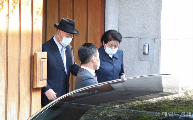 지난 4월 27일 고(故) 조비오 신부의 사자 명예훼손 혐의로 재판을 받는 전두환 전 대통령이 광주지법에 출석하기 위해 자택에서 나와 모습을 드러냈다. 부인 이순자씨도 보인다. 박해묵 기자/mook@heraldcorp.com