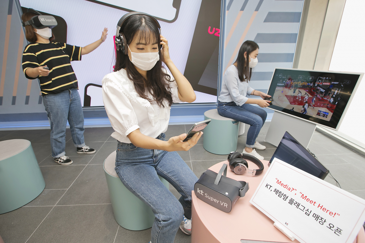 KT가 다양한 서비스를 한 자리에서 체험할 수 있는 플래그십 매장을 오픈한다고 19일 밝혔다. 사진은 매장의 오픈형 체험공간에서 고객들이 지니뮤직, 5G 스트리밍 게임, 슈퍼 VR 등 서비스를 체험하고 있는 모습. [KT 제공]]