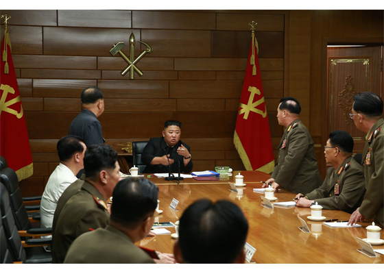 북한 노동당 기관지 노동신문은 19일 김정은 국무위원장이 전날 주재한 당 중앙군사위 제7기 제5차 확대회의와 비공개회의에서 주요부대들의 대비태세를 점검하고 전쟁억제력 강화를 위한 핵심문제들을 토의했다고 보도했다. [헤럴드DB]