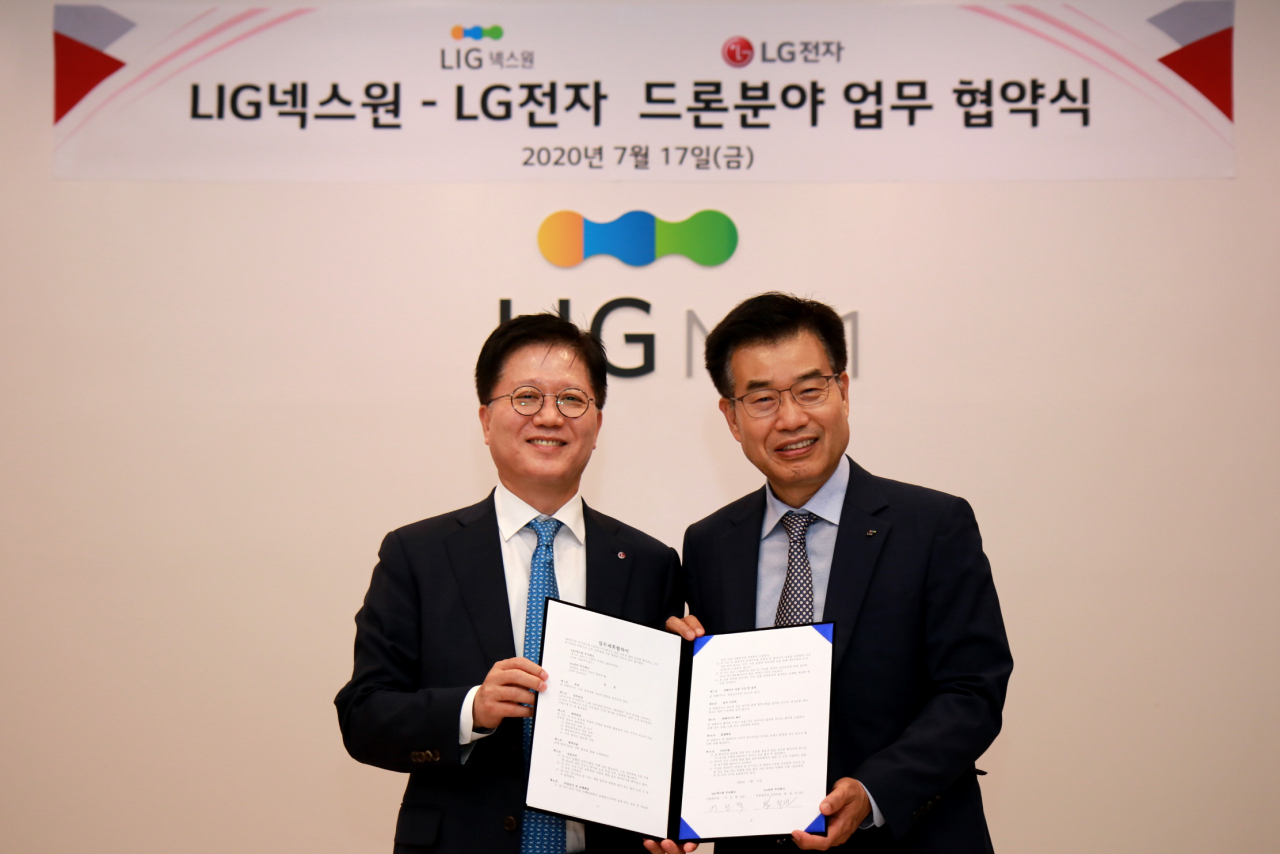 LG전자가 방위산업체인 LIG넥스원과 손잡고 군용 드론 모터를 개발한다. 양사는 지난 17일 경기도 성남시에 위치한 LIG넥스원 판교하우스에서 LIG넥스원 사업본부장 이건혁 상무(오른쪽)와 LG전자 부품솔루션사업부장 왕철민 전무 등이 참석한 가운데 '드론분야 업무 협약'을 체결했다. [LG전자 제공]