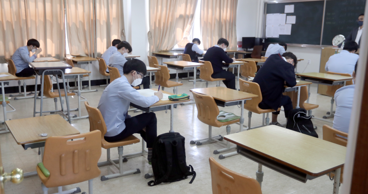 High school students in Jeonju, North Jeolla Province, take their first mock college entrance exam of this year in May after physical classroom teachings were postponed for weeks due to the coronavirus pandemic. (Yonhap)