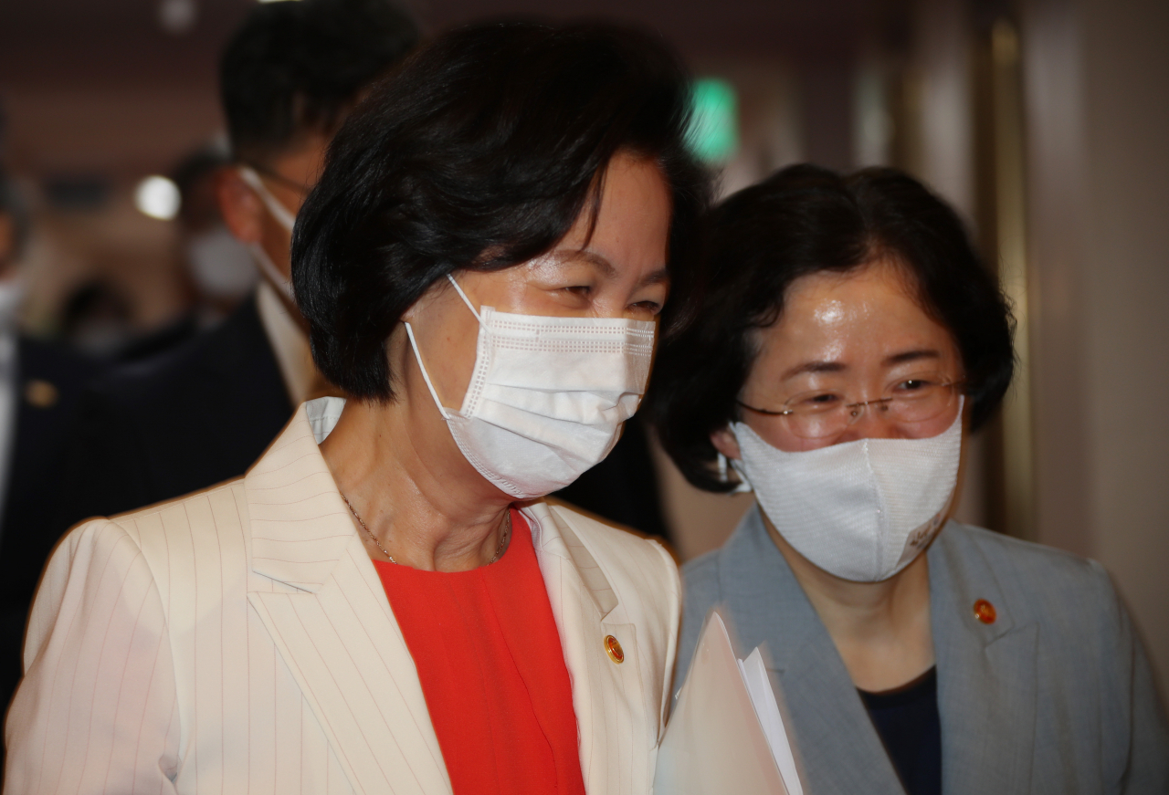 추미애 법무부 장관(왼쪽)이 14일 정부서울청사에서 열린 국무회의에 참석하고 있다. [연합]