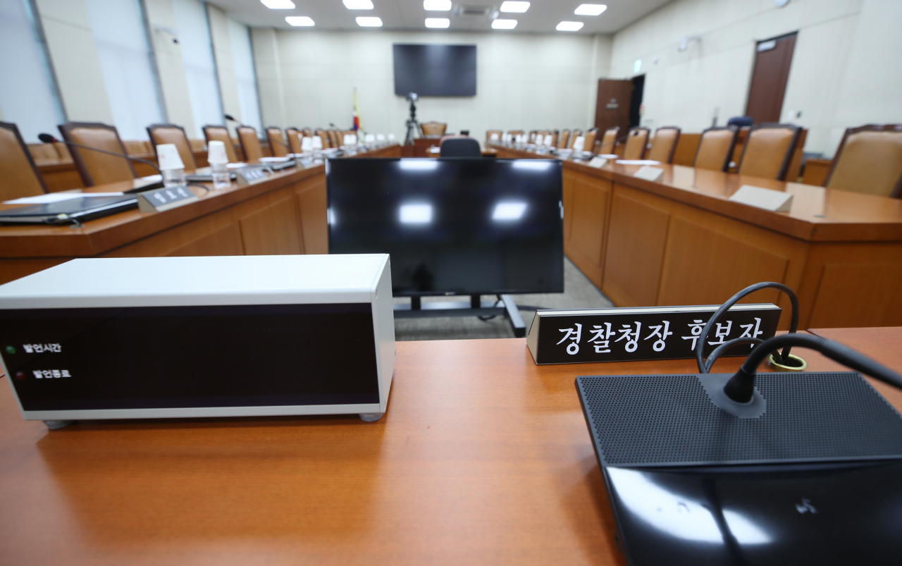 김창룡 경찰청장 인사청문회를 하루 앞둔 19일 국회 행정안전위원회 인사청문회장에 경찰청장 후보자 명패가 놓여 있다. 이번 청문회는 고 박원순 전 서울시장 성추행 의혹이 주된 쟁점이 될 것으로 전망되고 있다. [연합]