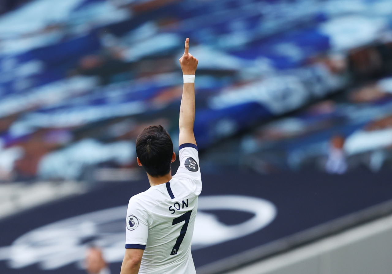올해 가장 빛난 토트넘의 별은 손흥민이었다. 손흥민이 20일 레스터전에서 3-0으로 승리한 뒤 열린 팀 자체 시상식에서 올해의 선수, 올해의 골 등 4개부문에서 수상했다./로이터 연합뉴스