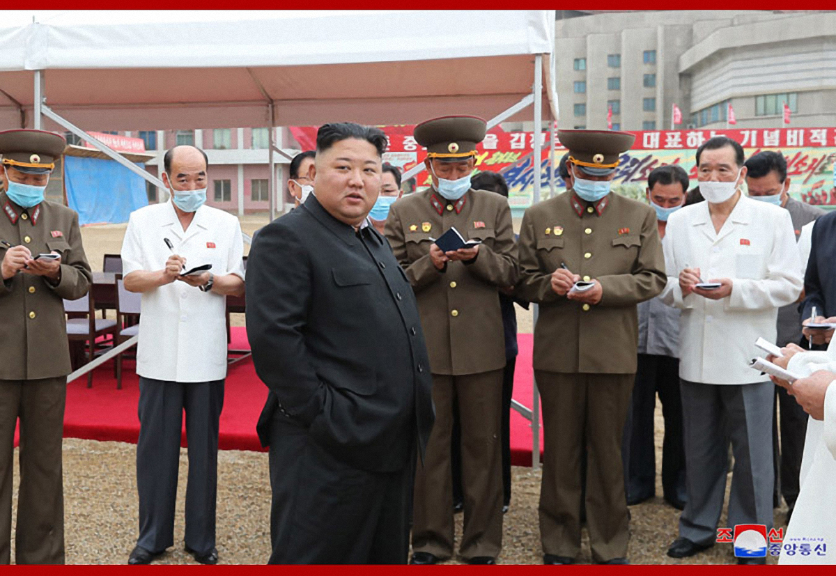 북한 김정은 국무위원장이 평양종합병원 건설현장을 현지지도했다고 20일 조선중앙통신이 보도했다. 김 위원장은 "설비, 자재보장사업에서 정책적으로 심히 탈선"하고 있고 "각종 지원사업을 장려함으로 해서 인민들에게 오히려 부담을 들씌우고 있다"며 건설연합상무를 질책했다고 중앙통신은 전했다. 이번 현지지도에는 박봉주·박태성 당 부위원장, 김재룡 내각총리 등이 함께했다. [연합]