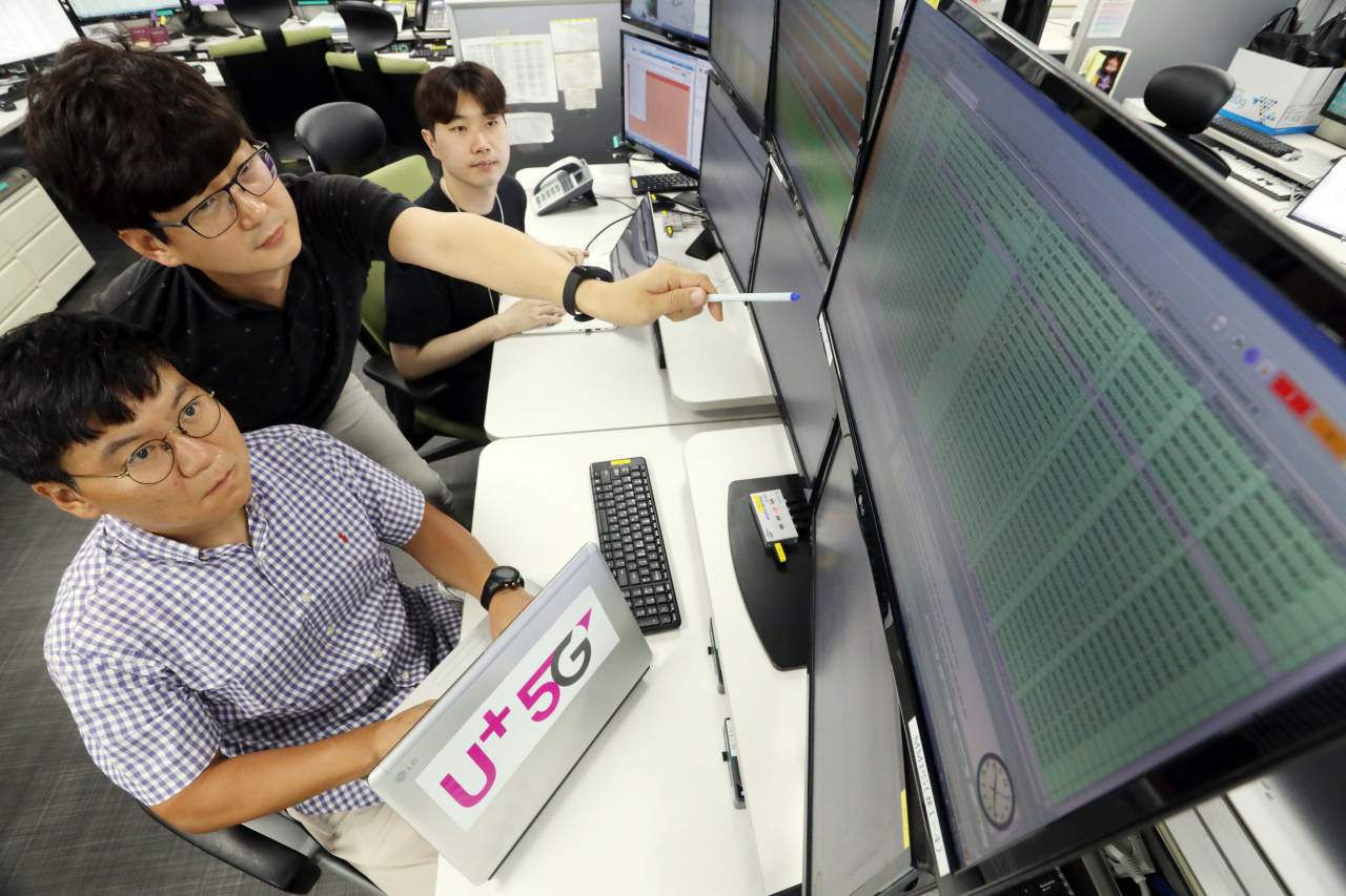 LG유플러스는 5G 단독모드(SA) 상용화를 위해 유선망 구간에서 활용 가능한 네트워크 슬라이싱 기능을 개발했다고 20일 밝혔다. 사진은 LG유플러스 직원들이 마곡 사옥에서 5G 네트워크 품질을 모니터링하는 모습. [LG유플러스 제공]