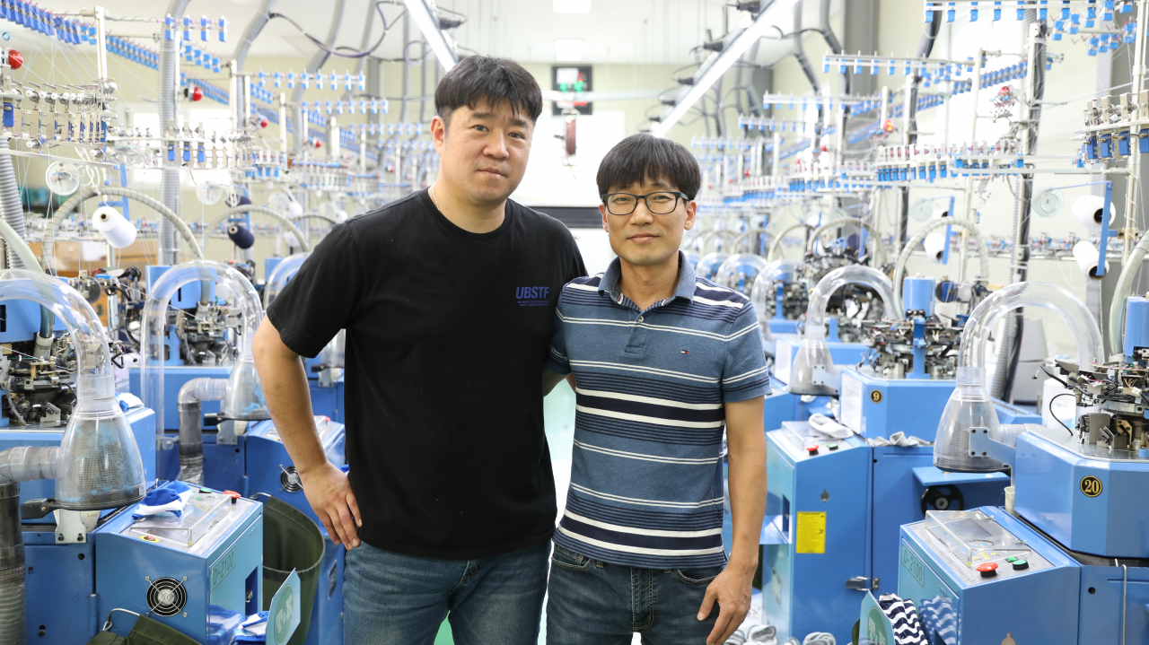 10년 넘게 양말 공장을 운영중인 원영섭씨(왼쪽)와 백예기획 정진욱 대표 [사진제공=백예기획]