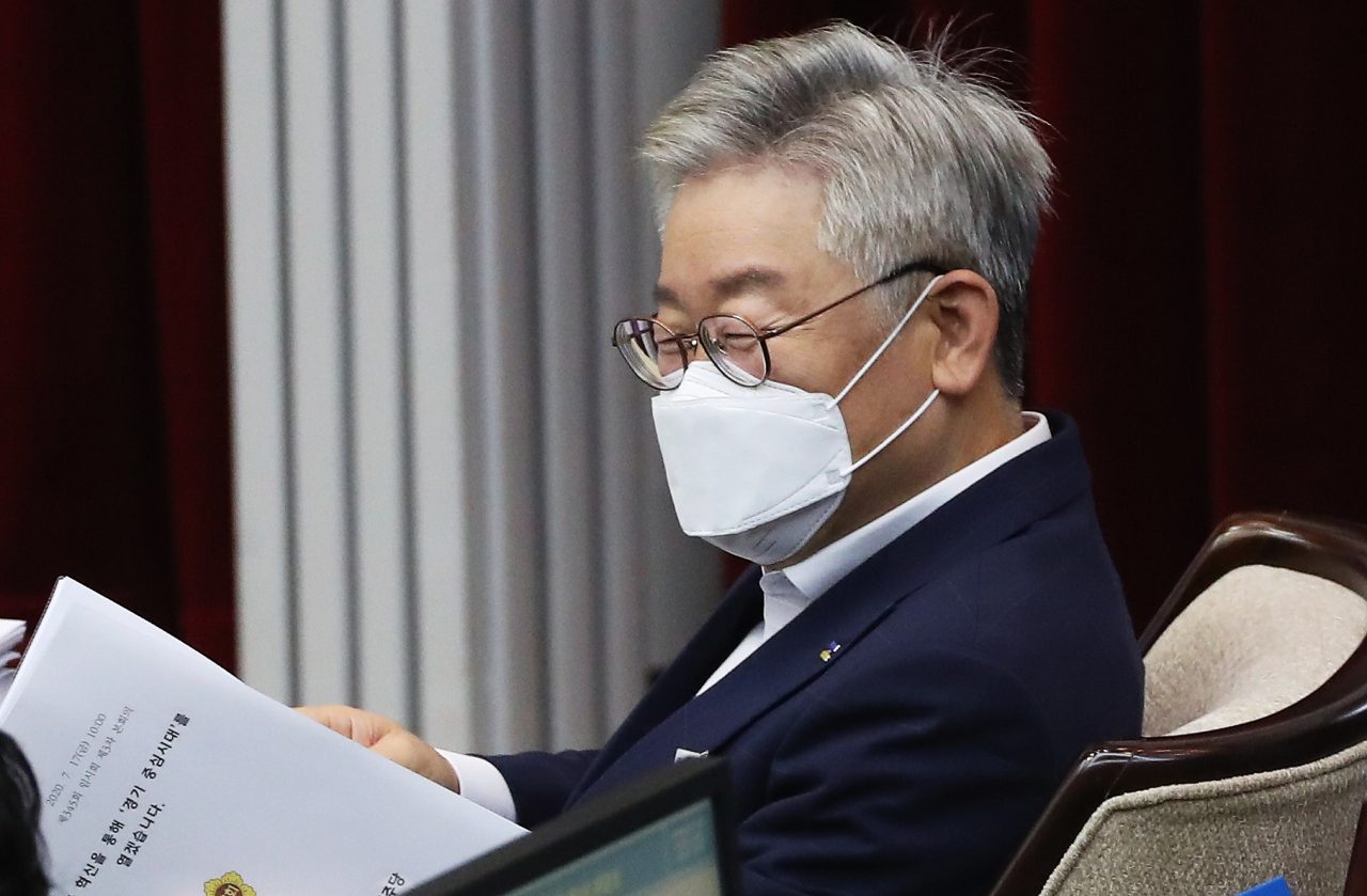 이재명 경기도지사가 17일 오전 경기도 수원시 경기도의회에서 열린 제345회 임시회 제3차 본회의에 참석하며 미소를 짓고 있다. [연합]