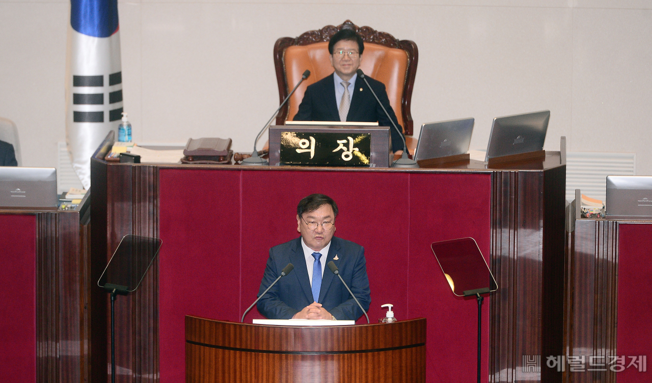 [헤럴드경제=이상섭 기자] 김태년 더불어민주당 원내대표가 20일 국회 본회의에서 교섭단체 대표 연설하고 있다. babtong@heraldcorp.com