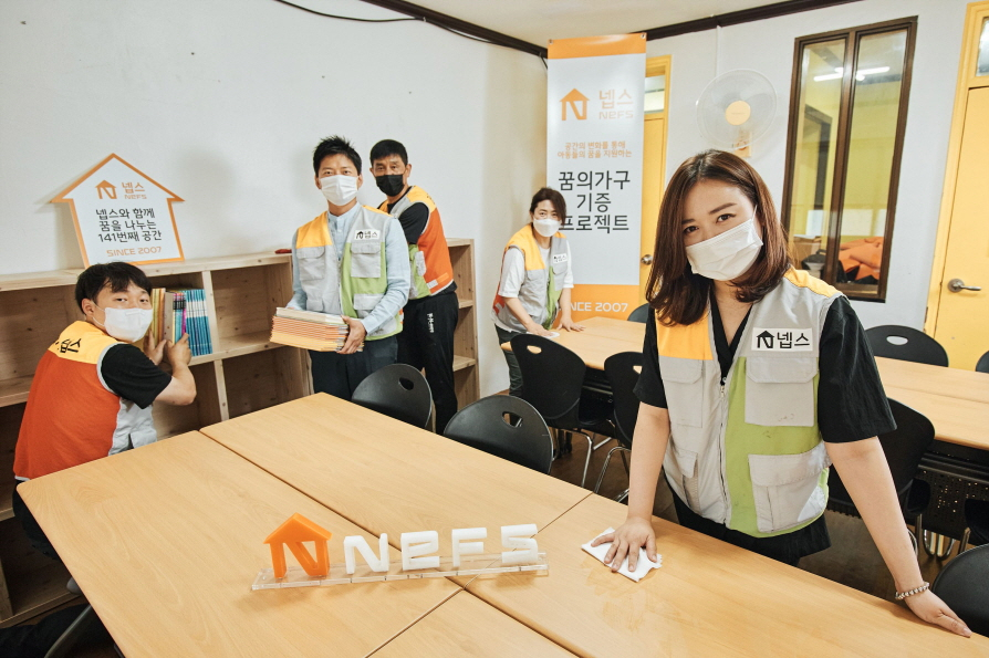 넵스가 최근 ‘꿈의 가구 기증 프로젝트’를 통해 경기 파주 적성면 지역아동센터의 노후가구를 교체해주는 사회공헌활동을 진행했다. [넵스 제공]