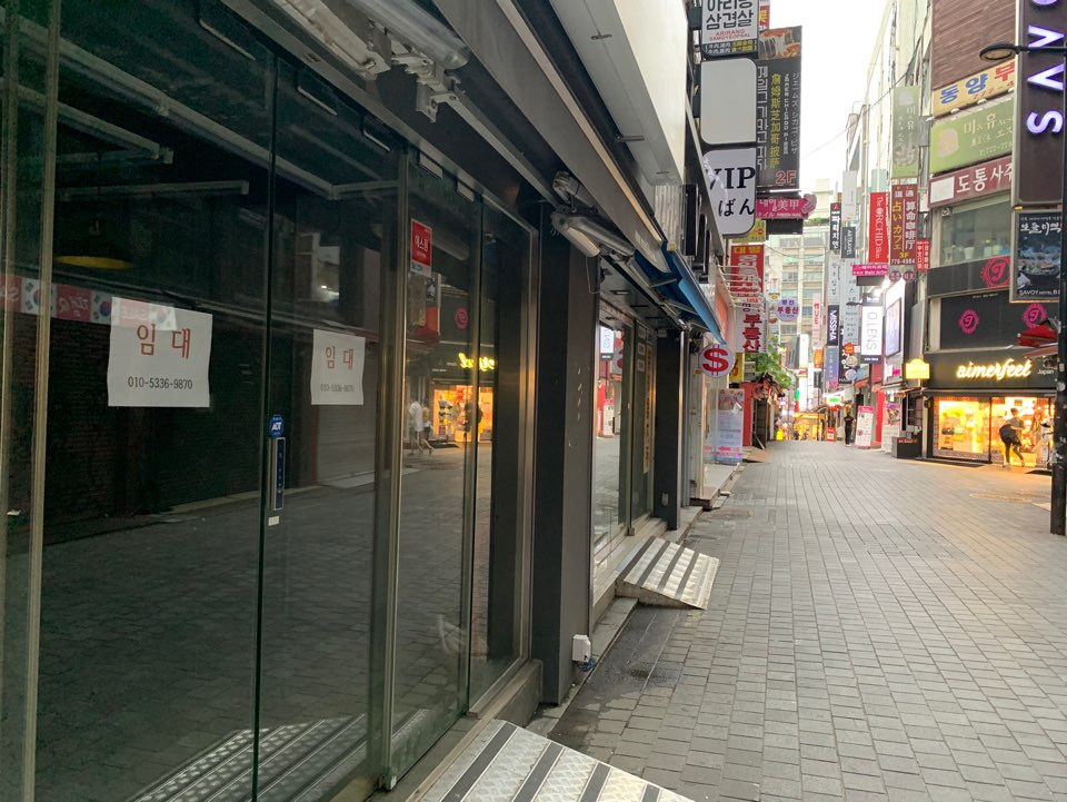 지난주말 인적이 드문 명동 거리. 1층이 텅 빈 건물이 많고, 심지어 한 건물이 모두 비어 있는 경우도 많다. [김빛나 기자]