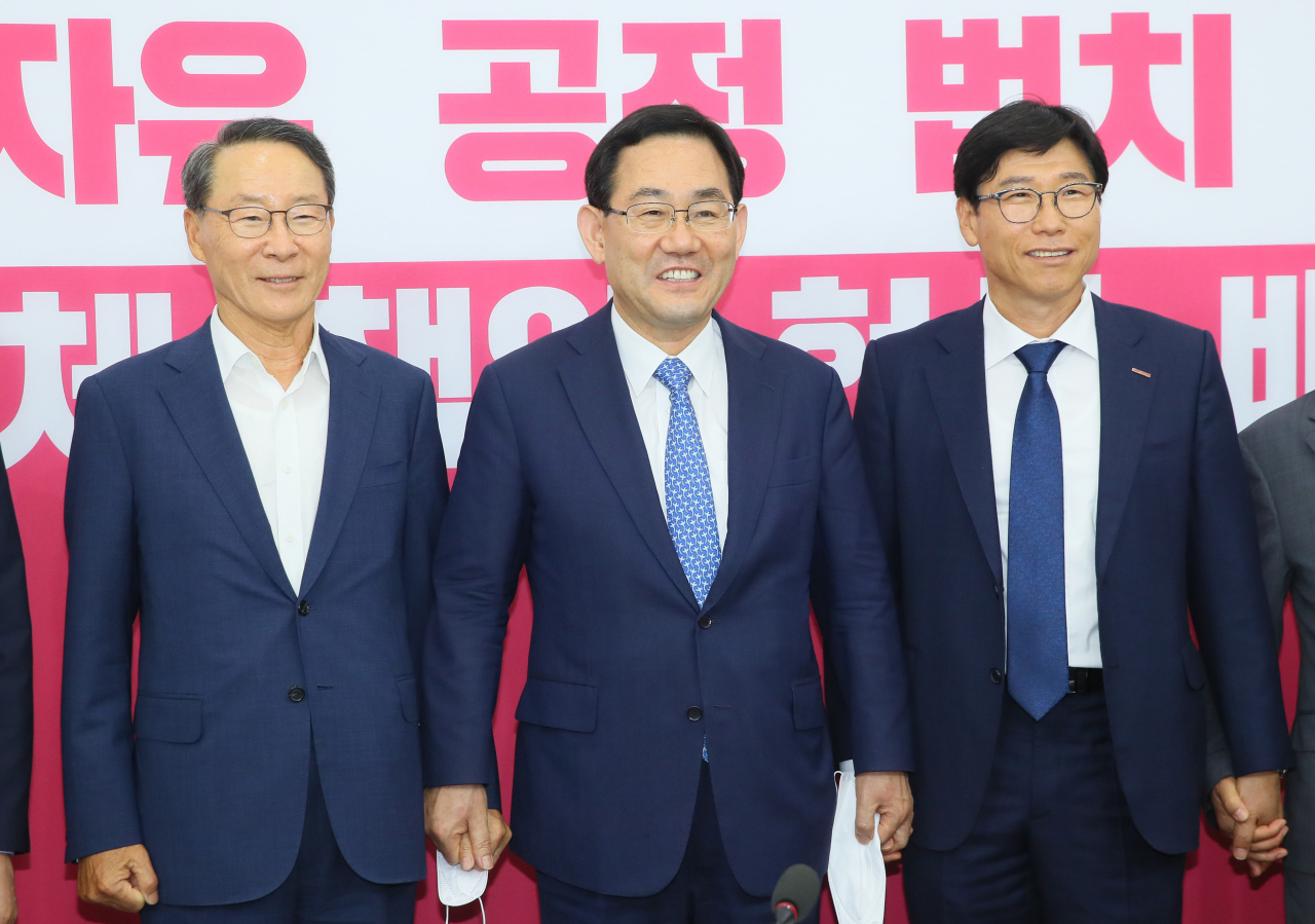 미래통합당 주호영 원내대표(가운데)가 지난 10일 국회에서 정구용 한국상장회사협의회장(왼쪽)과 정재송 코스닥협회장을 맞아 기념촬영하고 있다. [연합뉴스]