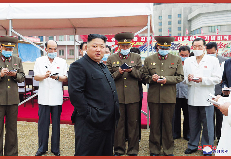 북한 노동당 기관지 노동신문은 20일 김정은 국무위원장이 평양종합병원 건설현장을 찾아 마구잡이식으로 공사가 진행되고 있다고 질책하고 주민들의 부담을 늘렸다며 지휘부 교체를 지시했다고 보도했다. [뉴스1]
