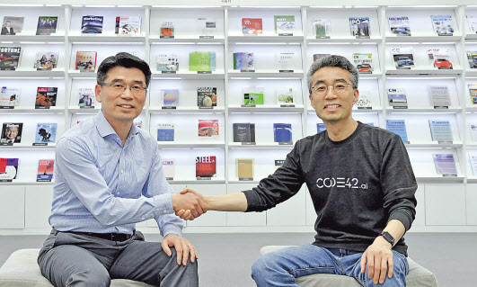 기아자동차가 모빌리티 전문기업 퍼플엠을 설립하고 코드42(CODE42)와 협력해 미래 모빌리티 시장 주도권을 확보하기 위한 역량을 결집한다. 사진은 기아차 송호성(왼쪽) 사장과 코드42 송창현 대표가 악수를 나누는 모습. [기아차 제공]