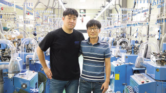 10년 넘게 양말 공장을 운영중인 원영섭씨(왼쪽)와 백예기획 정진욱 대표