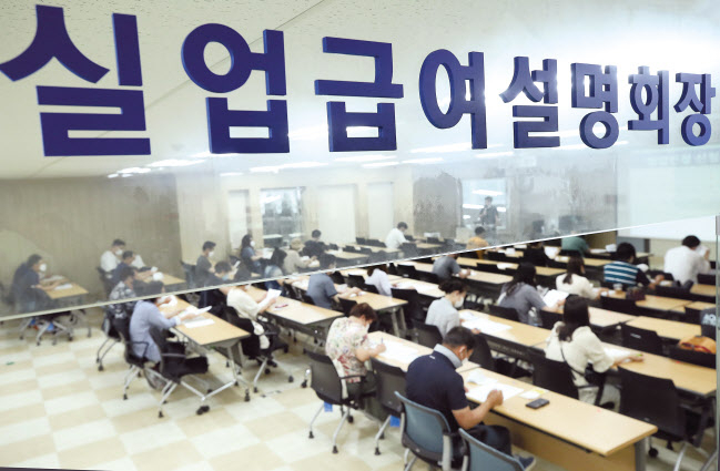 코로나19 사태로 실업자가 급증하고 청년취업 절벽이 심화되는 등 고용시장이 급속히 얼어붙고 있다. 사진은 실업급여 설명회장. [연합]