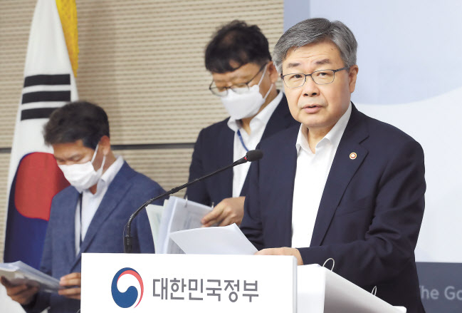 이재갑 고용노동부 장관이 20일 오전 세종시 정부세종청사에서 한국판 뉴딜 안전망 강화 계획 발표를 하고 있다. [연합]