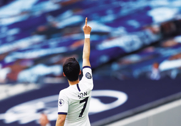 올해 가장 빛난 토트넘의 별은 손흥민이었다. 손흥민이 20일 레스터전에서 3-0으로 승리한 뒤 열린 팀 자체 시상식에서 올해의 선수, 올해의 골 등 4개부문에서 수상했다. [로이터 연합]