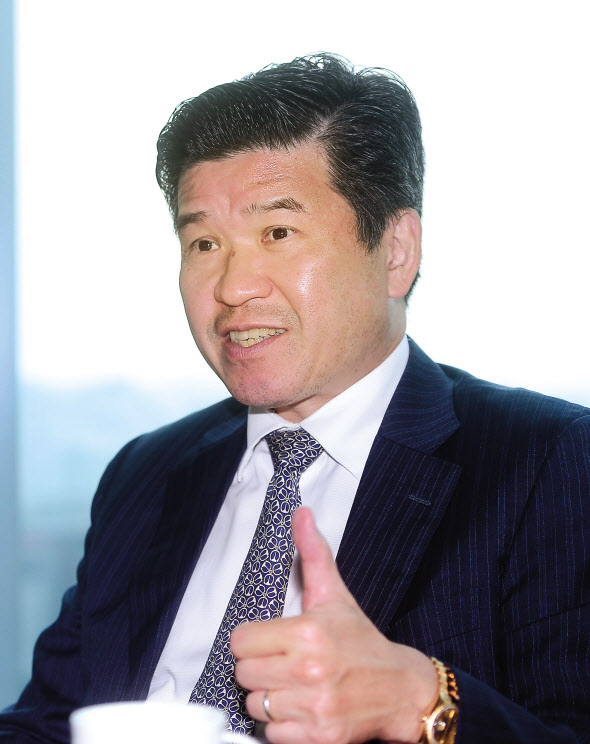한국계 미국인 최초로 주한미국상공회의소(AMCHAM·암참) 회장 겸 대표이사에 오른 제임스 김 회장이 지난 8일 서울 영등포구 여의동 국제금융센터(IFC) 내 사무실에서 헤럴드경제와 인터뷰를 하고 있다. 김 회장은 세제 개혁 및 규제 완화가 동반된다면 한국이 더욱 매력적인 투자처가 될 것이라고 강조했다. 이상섭 기자