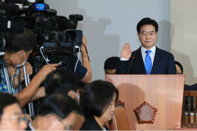 김창룡 차기 경찰청장 후보자(부산지방경찰청장)가 20일 국회 인사청문회에 출석해 선서를 하고 있다.[연합]