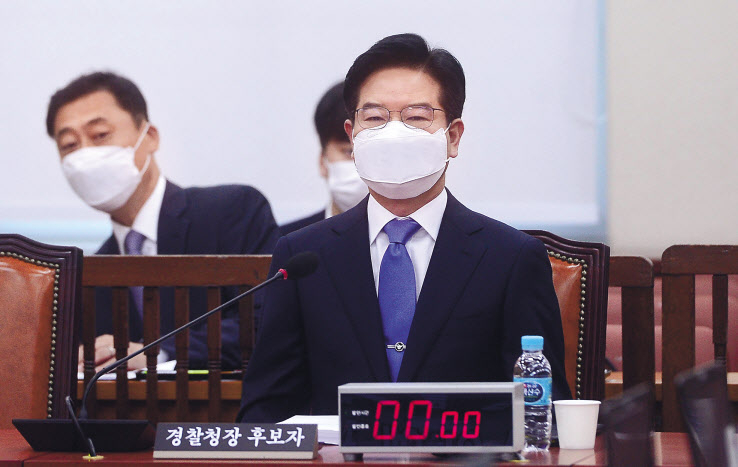 김창룡 경찰청장 후보자가 20일 오전 서울 여의도 국회에서 열린 인사청문회에 참석하고 있다. 이상섭 기자