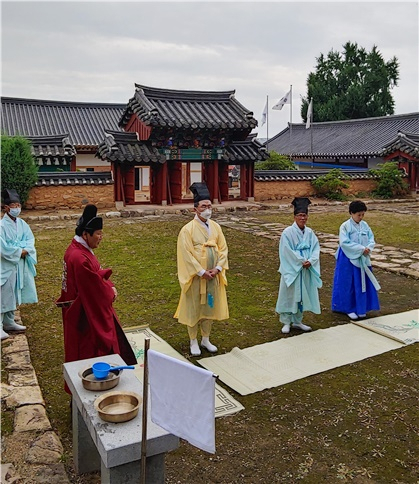 18일 순천향교에서 소병철 의원이 고유례를 봉행하고 있다. [소병철의원 제공]