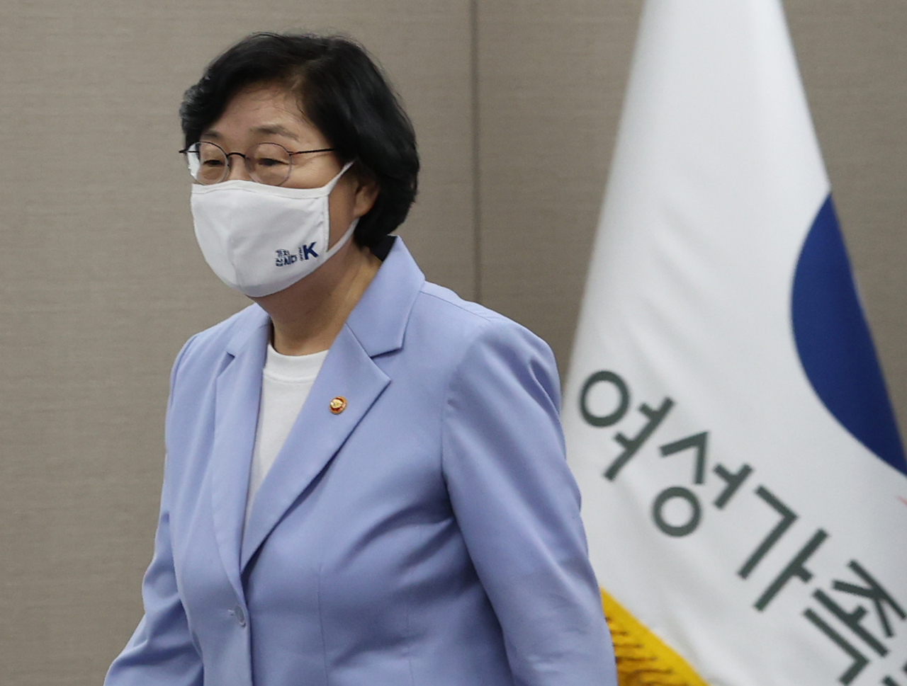 이정옥 여성가족부 장관이 17일 오후 정부서울청사에서 열린 여성폭력방지위원회 긴급회의에 참석하기 위해 입장하고 있다. 이 장관은 이날 "최근 지자체, 공공기관 등에서 발생한 성희롱·성폭력 사건을 지켜보면서 성희롱, 성폭력 예방과 피해자 보호를 위한 주무부처 장관으로서 이러한 상황에 마음이 무겁고 깊은 책임을 통감하고 있다"고 밝혔다. [연합]